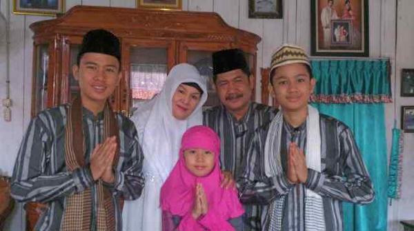RT <a href="/bagasrds/">abang lari</a>: Bagas n family Mengucapkan slmt Hri Raya Idul Fitri 1 Syawal 1435 H Minal Aidzin Wal Faidzin
