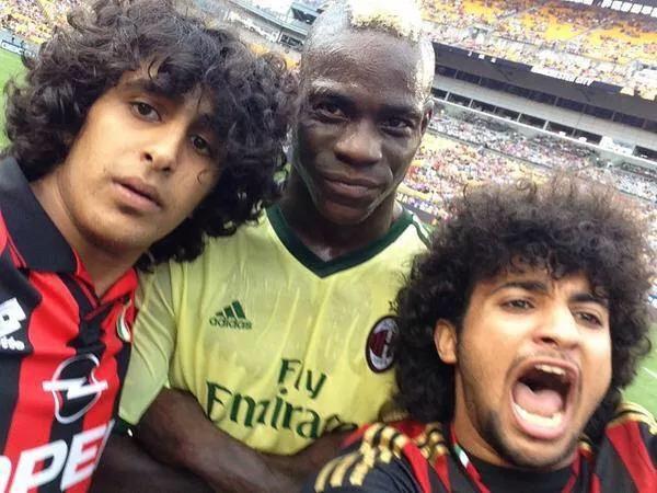 CentikSports's tweet photo. Pitch invaders selfie from the AC Milan Vs Man City game. http://t.co/amo2wEgCOn