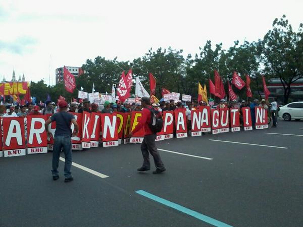 Protesters commence march headed to Batasan #TunaynaSONA
