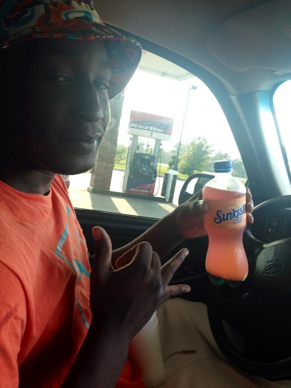 1creepnation's tweet photo. Pour up in a peach soda 💤💤💤 http://t.co/y5U5gLvzNi