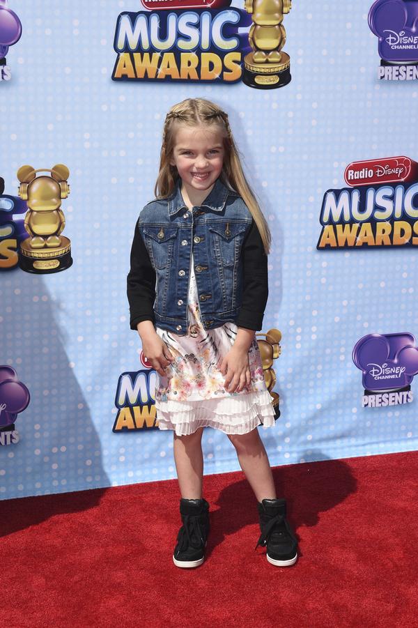 ディズニー チャンネル スターズ 公式 V Twitter グッドラック チャーリーのミア タレリコもレッドカーペットに登場 会場ではある重要な役割をしています どんな事をしたかは今日23 30 の Radio Disney ミュージックアワード14 でチェックして下さいね