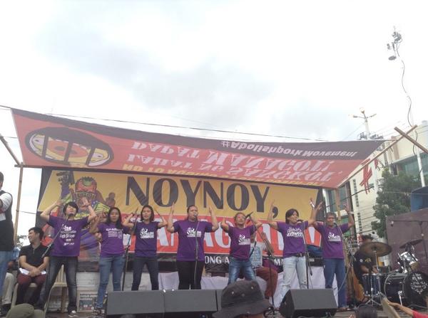 Sining Lila performs 'Noynoy, Abad Romance' to the tune of Lady Gaga's 'Bad Romance' and to boisterous cheering.