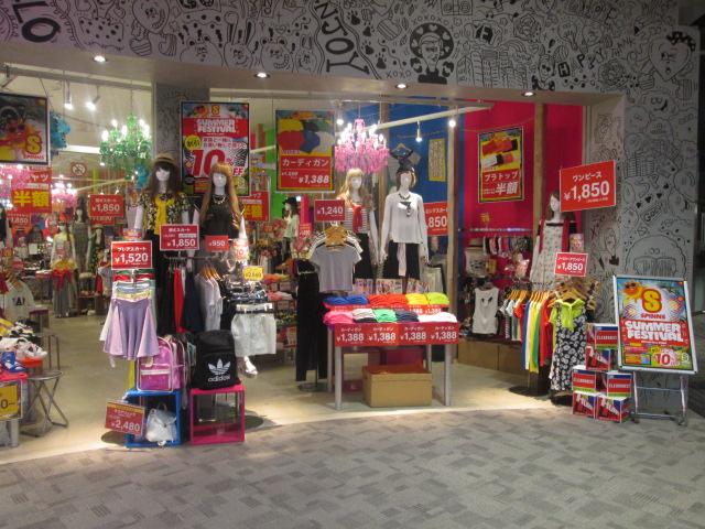 Spinns スピンズ Official スピンズイオンモール幕張新都心店はchocomooさんのイラストが入り口にびっしり カワイイでしょ ܫ Http T Co Jrhg9ud25k