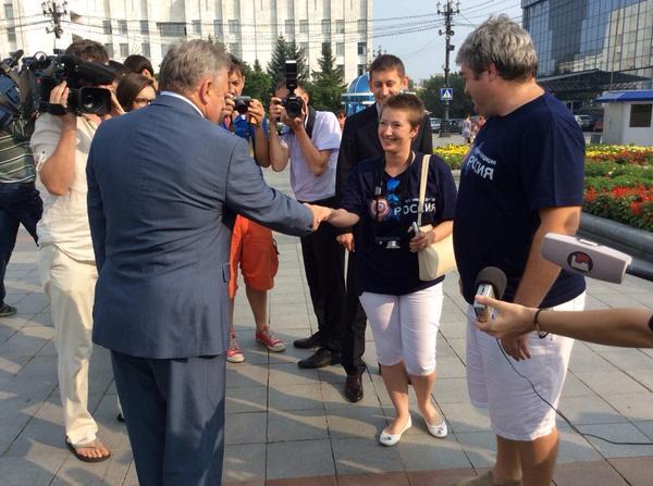 Губернатор Вячеслав Шпорт приветствует участников автопробега