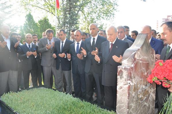 Bayramı Sabahı Liderimizin Katılımlarıyla Başbuğumuz'un Kabrinde Buluştuk 
 " ÜlkücüHareket HayırlıBayramlarDiler "