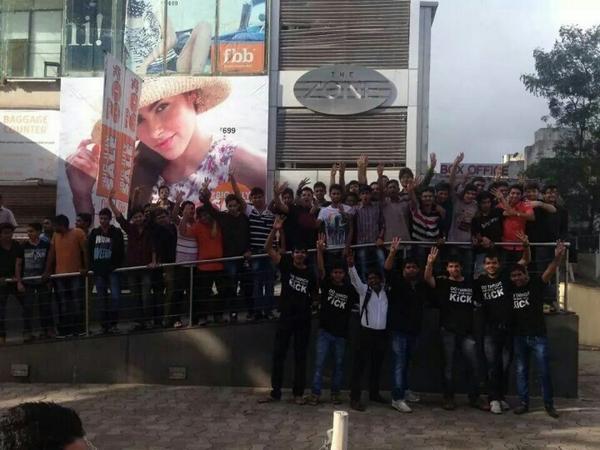 ShivohamX108's tweet image. 270 DieHard @BeingSalmanKhan fans celebratd
watching #Kick @ Nashik  #DevilRulingTheBoxOffice
#CelebrateEIDWithKICK