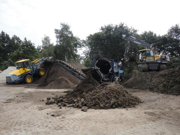 De mannen zijn goed bezig! Het zeven van de grond schiet al mooi op :)