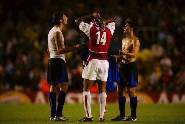 Nowfootball's tweet photo. Materazzi and Zanetti arguing over who gets Thierry Henry's shirt. http://t.co/OVevpXxANA