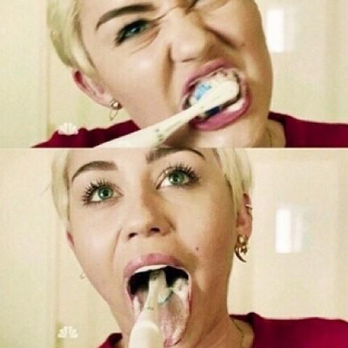 FR_MileyCyrus's tweet photo. Miley's instagram-don’t forget to floss!!!!!! http://t.co/4sLnnN7uYC