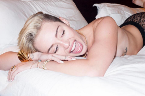 FR_MileyCyrus's tweet photo. Nouveau photoshoot de Miley pour Terry Richardson- http://t.co/cux524Pnl6