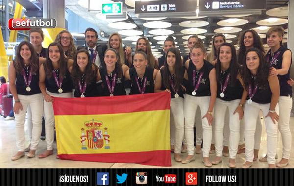 SEFutbol's tweet photo. ¡Las SUBCAMPEONAS DE EUROPA ya están aquí! ¡Así posan con la medalla nuestras chicas de la @SeFutbol Sub-19! #FutFem http://t.co/Un5E1cyJ3u