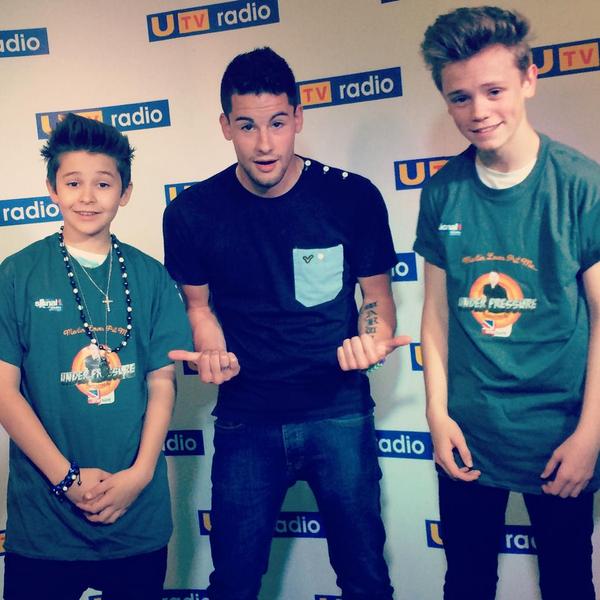 HitsStaffsNews's tweet photo. *RE-TWEET* @BarsAndMelody from #BGT join @MartinLowes20 on the Homerun and will be playing Under Pressure next! http://t.co/tOe1wrWrSu
