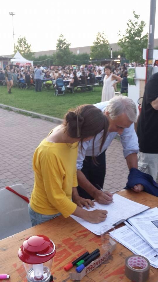 Domenica 26 Luglio2014 alla festa di SEL a Milano il Sindaco Pisapia firma per i 4 referendum per dire #stopausterita