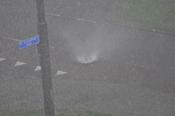 patricklammers's tweet image. Putdeksels in Arnhem hebben het zwaar tijdens noodweer! (@OmroepGLD )