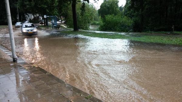 Hoefakker's tweet photo. Noodweer, hoosbui, wateroverlast Arnhem. Vanuit Geitenkamp stroomt een kolkende rivier over de weg, met klikos http://t.co/hhOF9X51yO