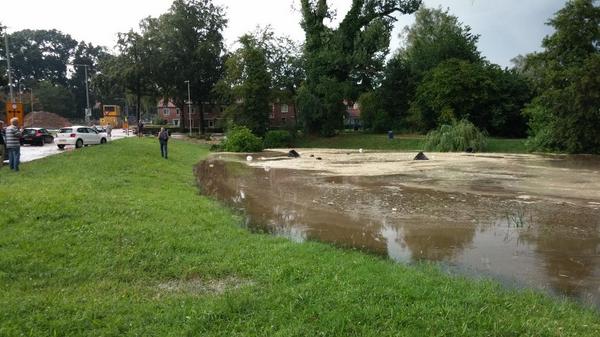 Hoefakker's tweet photo. Noodweer, hoosbui, wateroverlast Arnhem. Vanuit Geitenkamp stroomt een kolkende rivier over de weg, met klikos http://t.co/hhOF9X51yO
