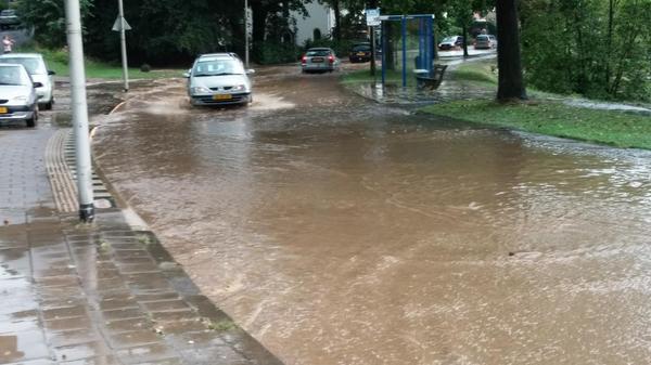 Hoefakker's tweet photo. Noodweer, hoosbui, wateroverlast Arnhem. Vanuit Geitenkamp stroomt een kolkende rivier over de weg, met klikos http://t.co/hhOF9X51yO