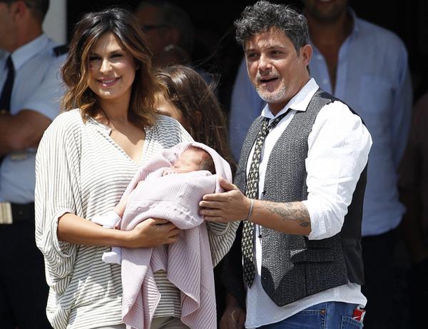 DiezminutosQMD's tweet photo. Muy felices @AlejandroSanz  y Raquel Perera presentan a su pequeña Alma… http://t.co/QiE4yF52e0 http://t.co/Vv4L4gCpVX