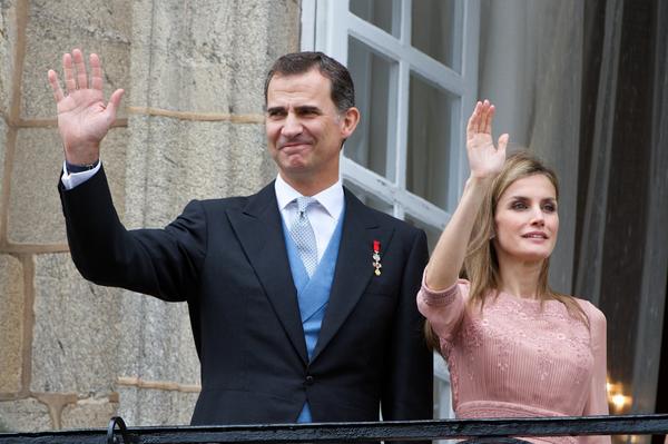 el_pais's tweet photo. El rey Felipe VI prohíbe a miembros de la Familia Real trabajar en empresas privadas http://t.co/AZ13ut6HbI @CasaReal http://t.co/kIvnDDCvrO
