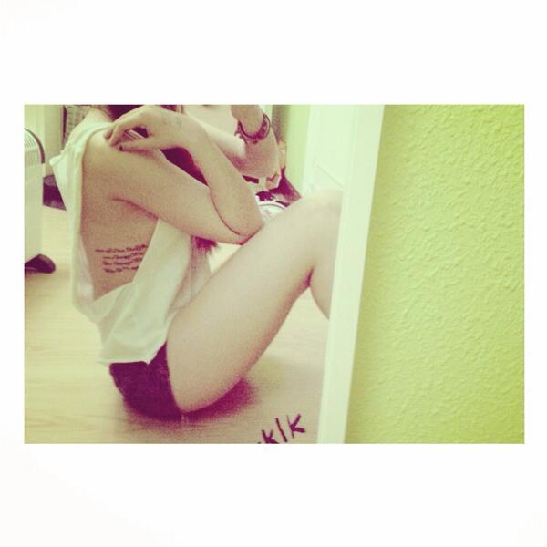 HelReactions's tweet image. Cuando te pica el hombro