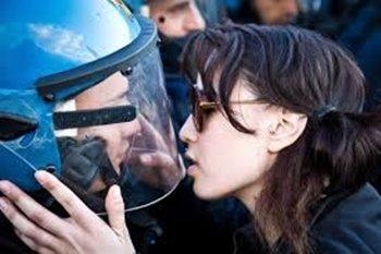 FuerzasDelOrden's tweet photo. En Italia los antidisturbios solteros suelen encontrar a su media naranja en las manifestaciones. http://t.co/859I4gGQ0Z
