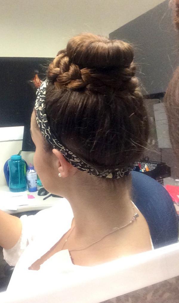 InternJen's tweet photo. Running late on a Monday means 5-minute hair. #internlife http://t.co/TFoADp4cfr
