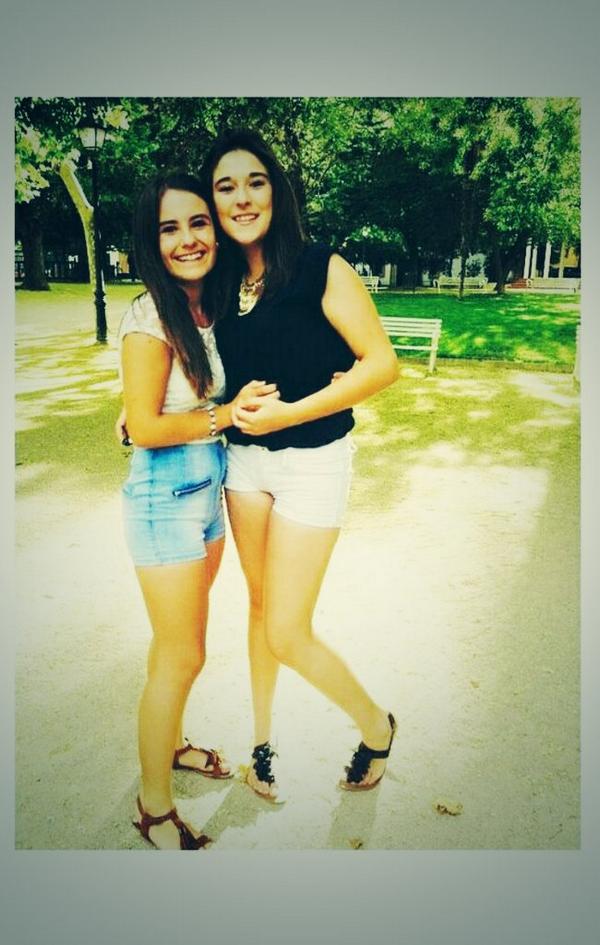 CantosRocio's tweet photo. Esta personita sabe sacarme esa sonrisilla , que te quiero un montón laau , eres unas de mis mejores amigas , tqq!!(: http://t.co/XERmyQ7fH1