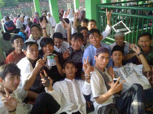 Al_Syahlan's tweet photo. Kurang 1 tahun ini ,,smoga Ɩό̲̣̣̣e senang n tenang d alam sana ,, sahabat http://t.co/RklobO9d7U