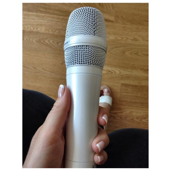 oliviacipolla's tweet photo. #InLove #WhiteMic #NewToy #SoFreshAndSoClean #DiamondAndPearl #SingYourHeartOut #LivYourLife http://t.co/4BuzgnIVDs