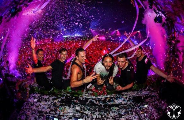HardEDMSounds's tweet photo. Asi fue el cierre de Tomorrowland http://t.co/Oh4JBB9ziD