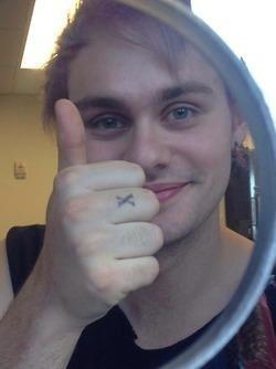 5SOSNoticias's tweet photo. Michael veniendo entradas en el Forum hace poco (@Tha5SOSFamily) http://t.co/JIl2j0dVU5