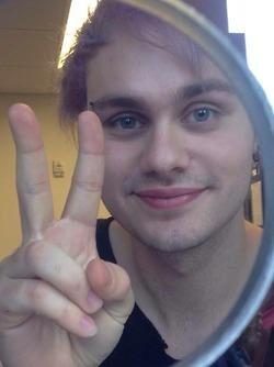 5SOSNoticias's tweet photo. Michael veniendo entradas en el Forum hace poco (@Tha5SOSFamily) http://t.co/JIl2j0dVU5