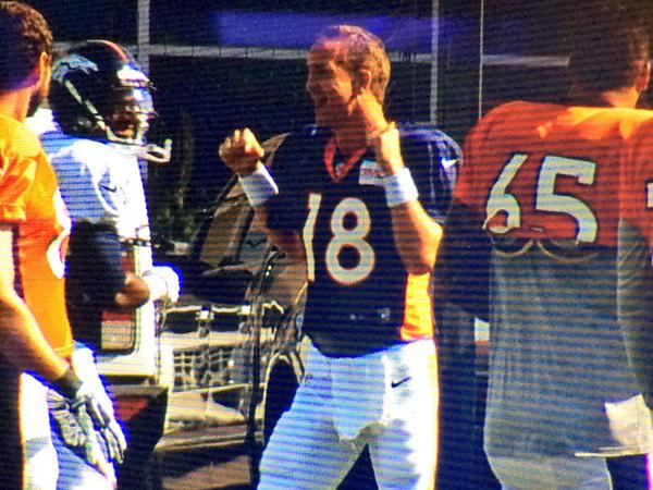 #Broncos open their stretching period with "Rocky Top" much to the delight of a dancing Peyton Manning. #9News
