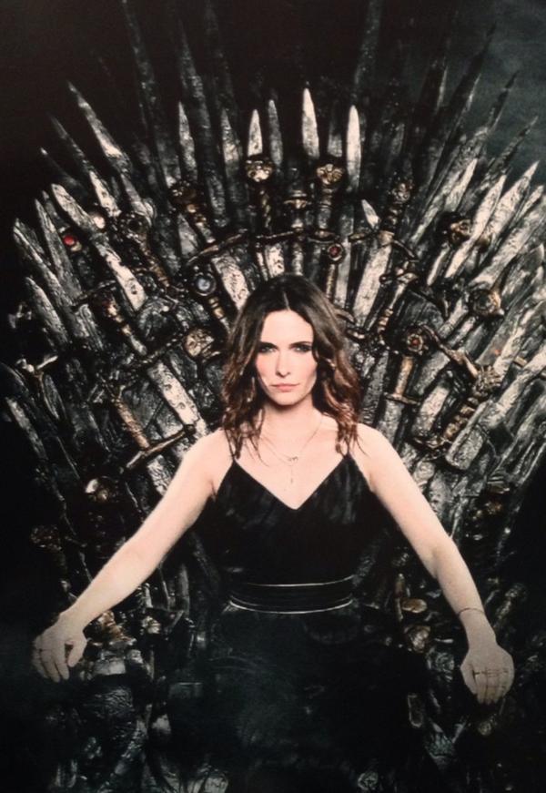 sasharoiz's tweet photo. “@BitsieTulloch: Queen Bitsie #gameofthrones @EW #EWCCParty http://t.co/Xngd8WDtRK” is this your new cast chair?
