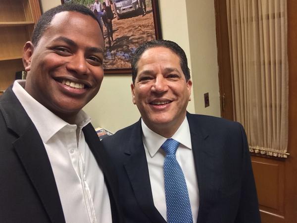 bolivarvalera's tweet photo. En la  #visitasorpresadeboli me tire una foto con #carlitopared http://t.co/nwVCbJ4Nai