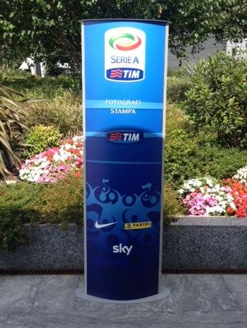 SkySport's tweet photo. Tra 1 ora al via la diretta dei sorteggi di #SkySerieA. Fate un RT se la seguirete con noi su http://t.co/myvXFXokGm http://t.co/TgN60Wzxps