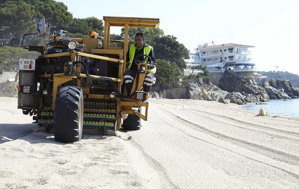 Campanya de conscienciació ciutadana sobre el manteniment de les platges a #PlatjadAro. ow.ly/zFjaP