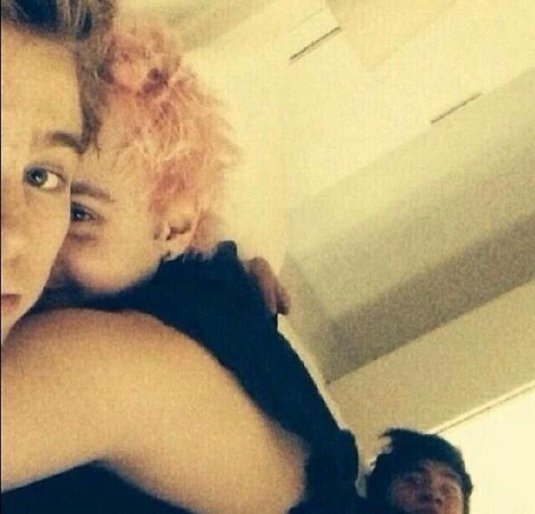 this is cute. Calum in da back tho.