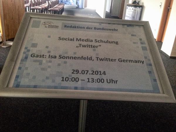 Marco_Jahn's tweet photo. Alles ist vorbereitet für den Besuch von @isasun in der Redaktion der #Bundeswehr. #RedBw http://t.co/OysyQqOaZT