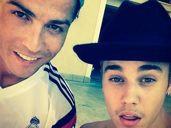 TnteMas's tweet photo. Justin Bieber se toma ‘selfie’ con Cristiano Ronaldo http://t.co/k64ZWfi5Ye http://t.co/aUt5tFIkNr