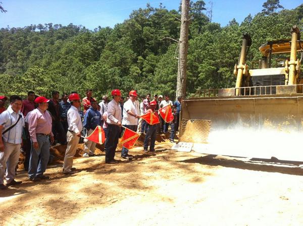 CDI_mx's tweet photo. El Del. @JorgeToledoL supervisó avances en la modernización de camino Cerro Vidrio - Sta. María, #Juquila. #CDIOaxaca http://t.co/hY2euAumPD