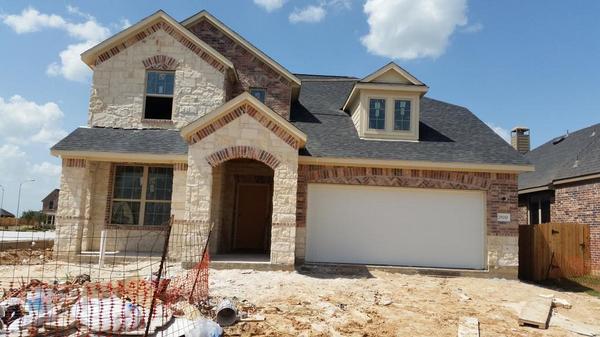 LisaAndres410's tweet photo. Stone and brick done!! They have also started painting inside too! #newhouse http://t.co/uYDlUofNcQ