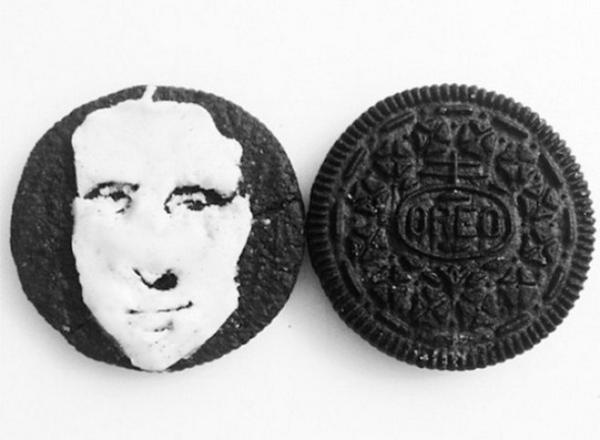 TnteMas's tweet photo. A esto hemos llegado… Arte con galletas Oreo http://t.co/ZrWadpaFoP http://t.co/33cst8SpYD