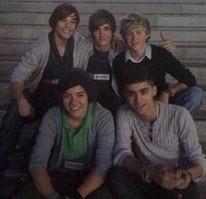 isnotliam's tweet photo. eu tenho muito orgulho deles #MTVHottest One Direction http://t.co/NeJZ1wHSz3