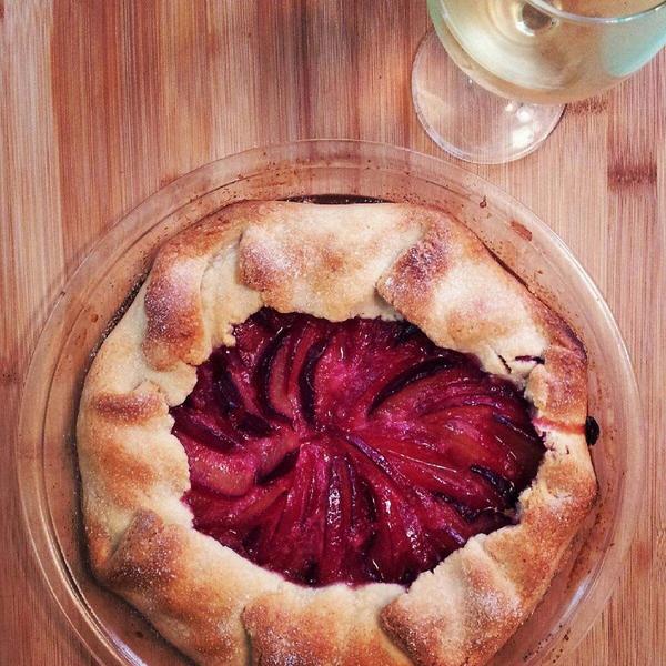 Stone fruits are everywhere! Great recipe for a rustic plum tart! 
austinveggiechef.com/2014/07/avc-ba… #yum