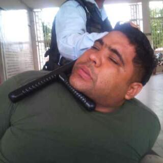 luidigalfo's tweet photo. hermano gollito esta en CUMANA detenido y las brujas lo estan masacrando lo vistieron de guardia ajuro Cumana activo http://t.co/CWYgry7shS