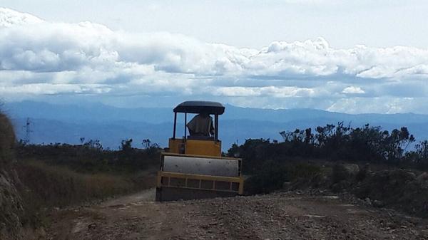 KELVINROBLES4's tweet photo. Mejorando la productividad en Sora, avanza Manteniendo en vías terciarías en asocio con el municipio, van 4 veredas. http://t.co/h19o4tk4gt