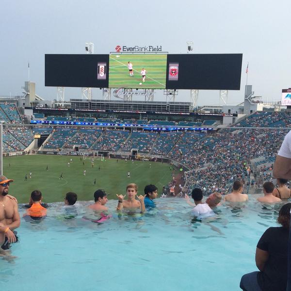 Marvyn_LP's tweet photo. Pas mal pour les RP: 250 $/pers. Trop forts ces américains ! #Khanstruction @Jaguars #stadium #hospitality #chillout http://t.co/eHgxpktwm5