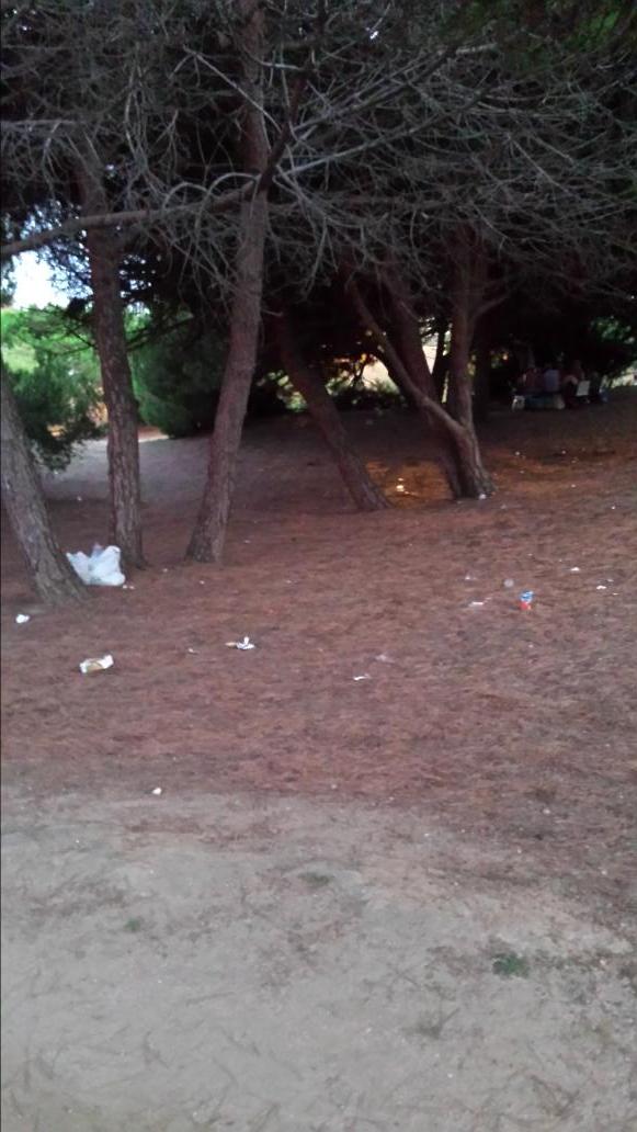 lucaces's tweet photo. Hartos de que el parc del MAR se use como un Picnic  , deberia actuar el @AjCastelldefels #castelldefels #turismo http://t.co/1l6wtAvyur