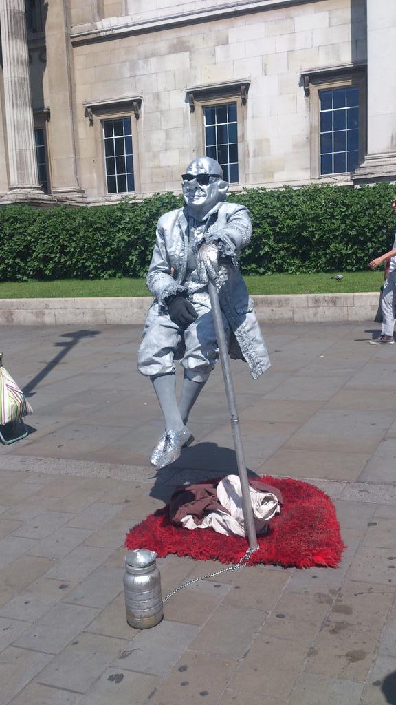 JakeDavidson07's tweet image. What is this guy doing in Trafalgur square!?